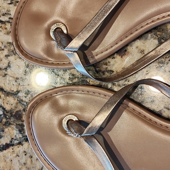 Size 8.5 rose gold NY and Co Vegan leather flip flops - Picture 2 of 2